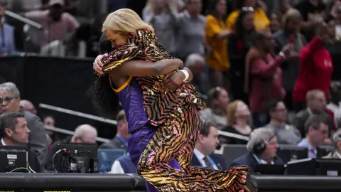Kim Mulkey, Flau'jae Johnson 04262025.jpg